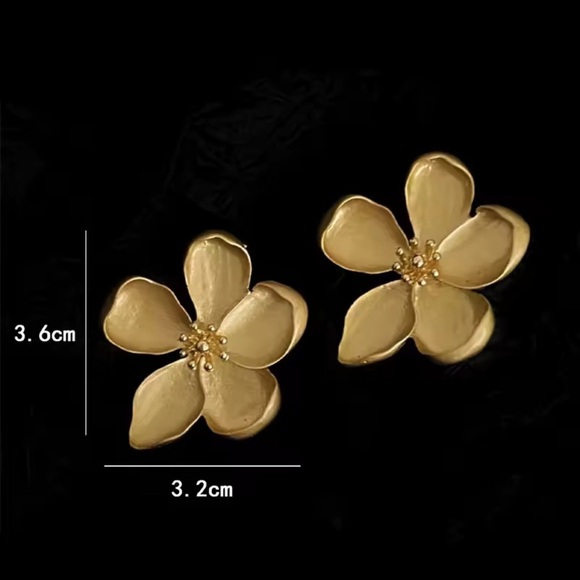 Gold tone Flower Stud Earrings – Vintage Style Statement Jewelry - Picture 4 of 9
